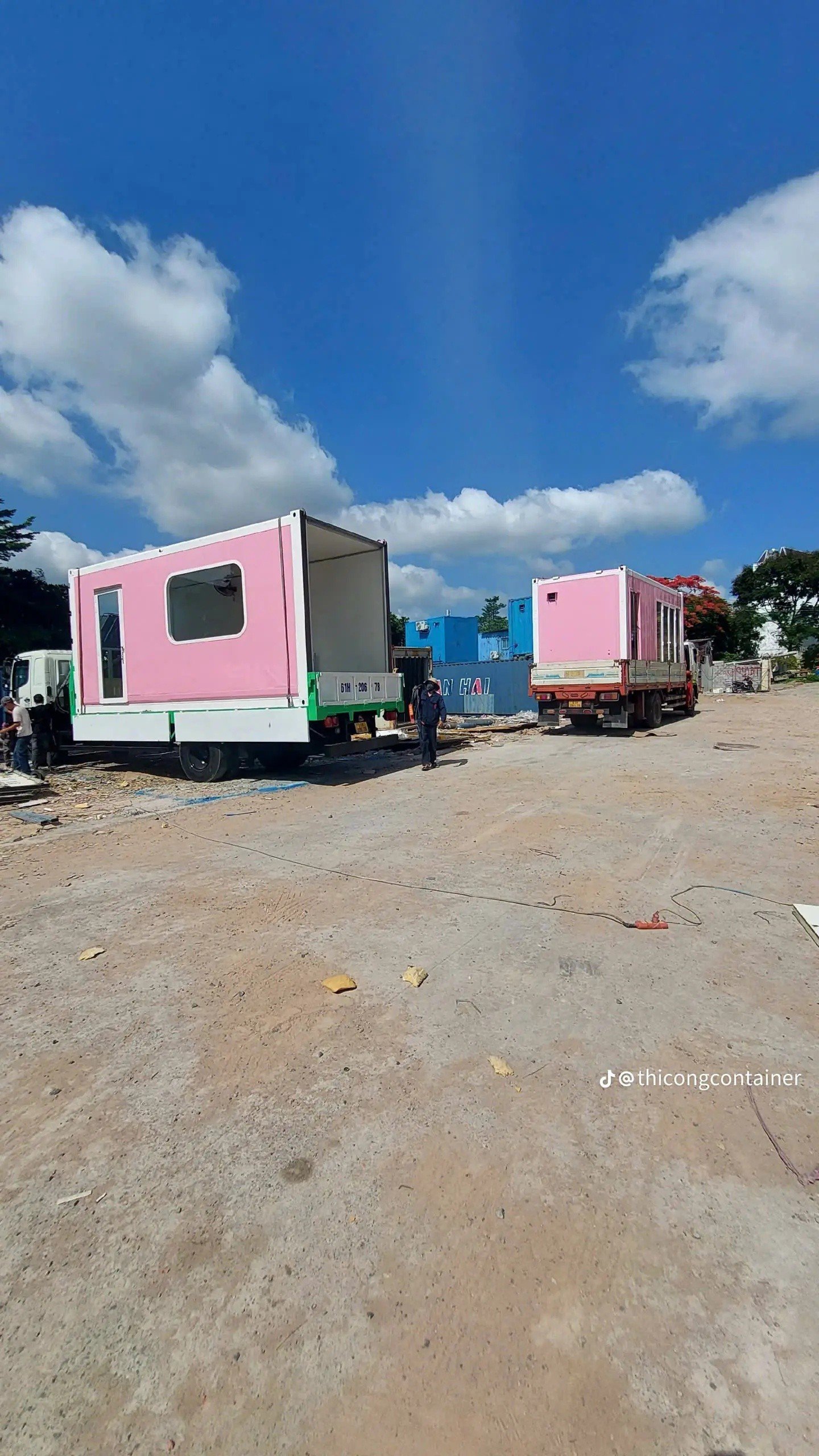 Container Nhà Ở Ghép Chữ L 2x20 Feet Hồng Viền Trắng Vỏ Lạnh